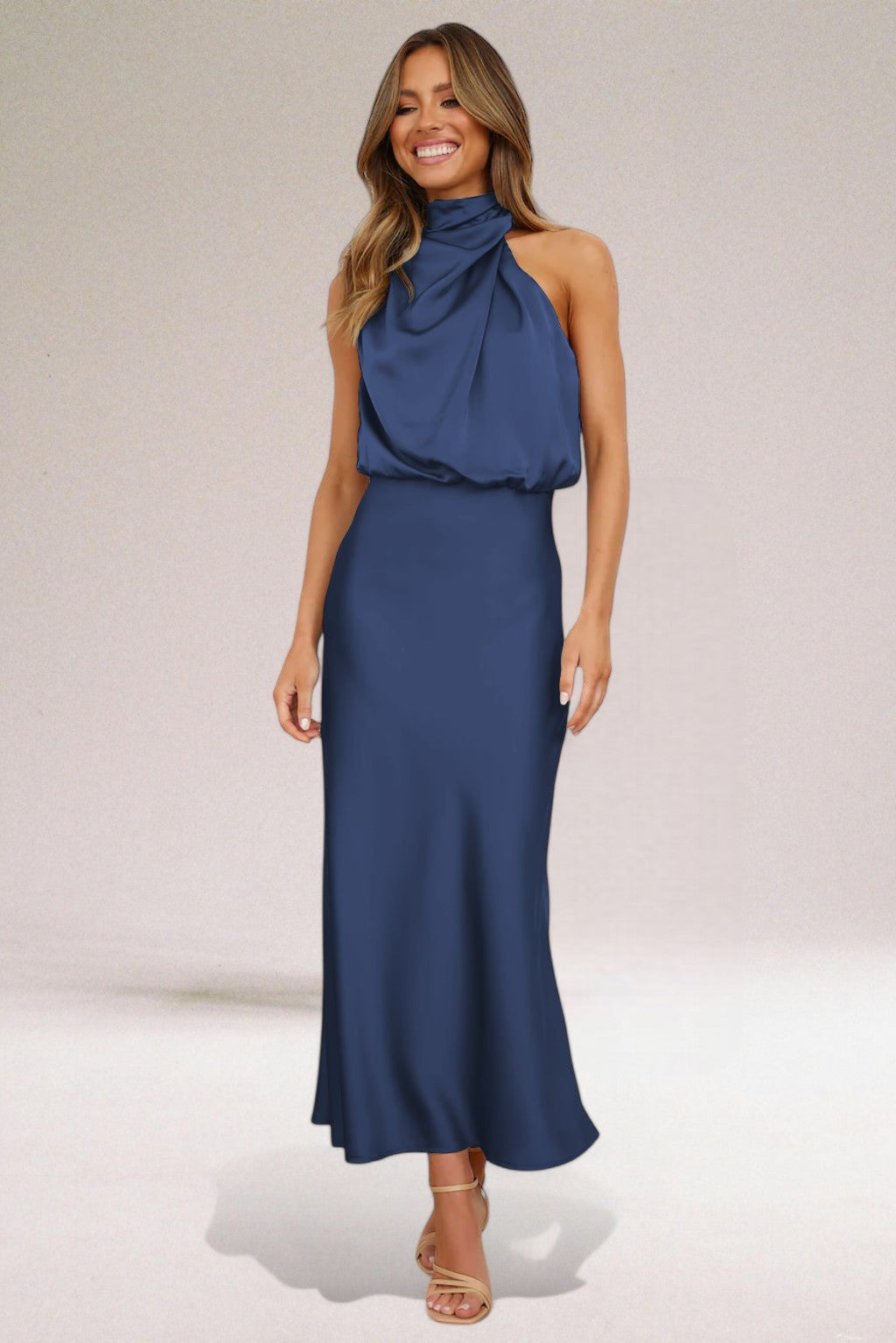Vestido largo halter de cetim | Caída fluida y diseño elegante