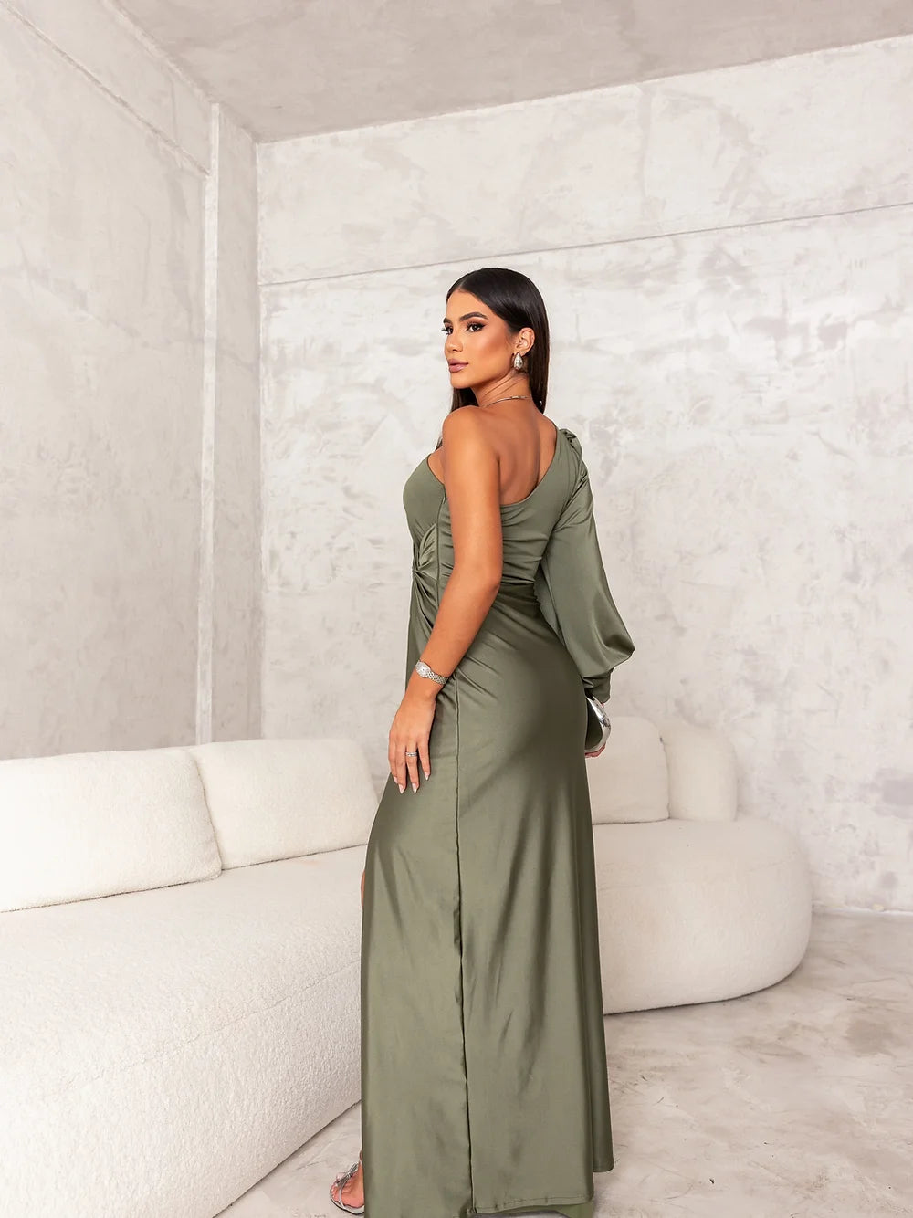 Vestido elegante de un hombro con abertura lateral | Cetim fluido