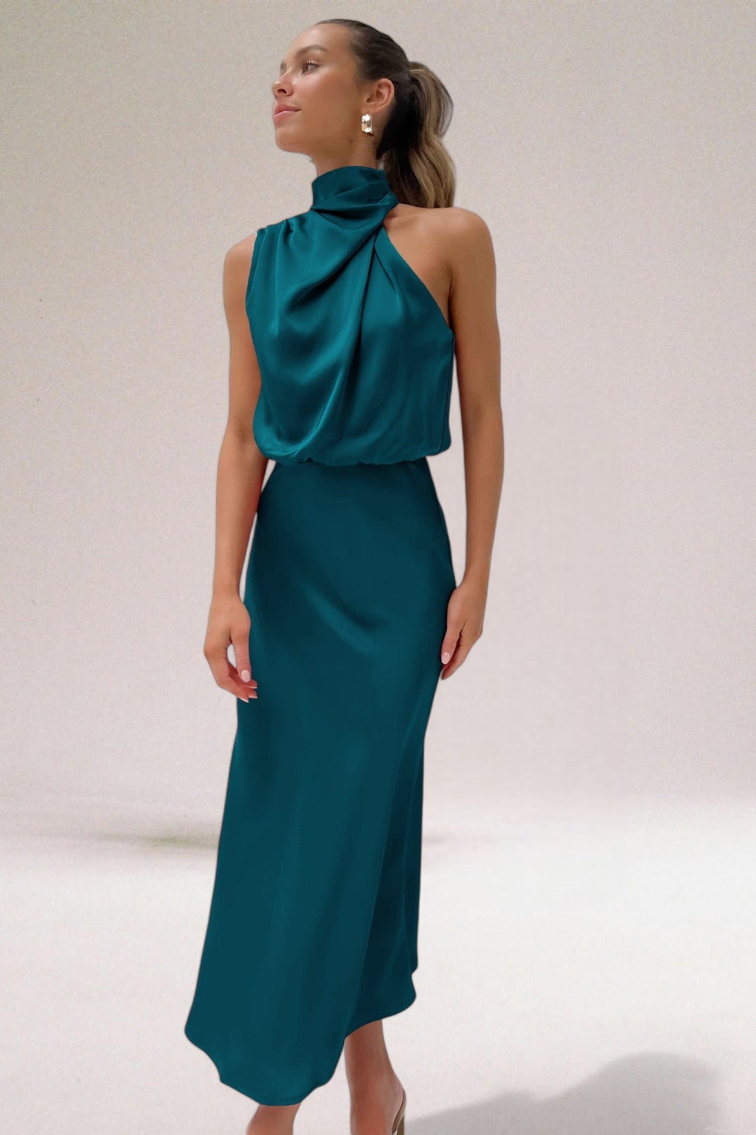 Vestido largo halter de cetim | Caída fluida y diseño elegante
