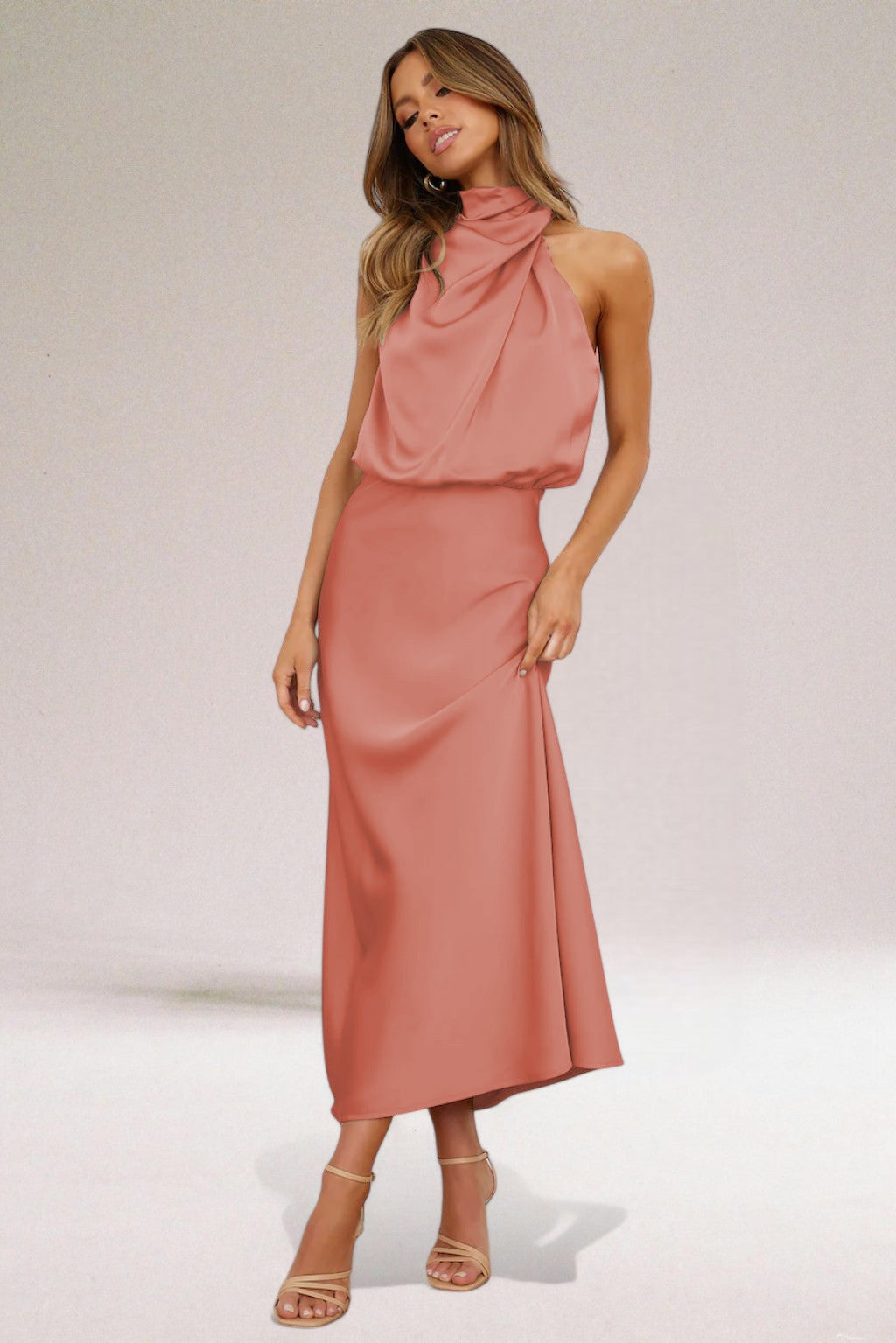 Vestido largo halter de cetim | Caída fluida y diseño elegante