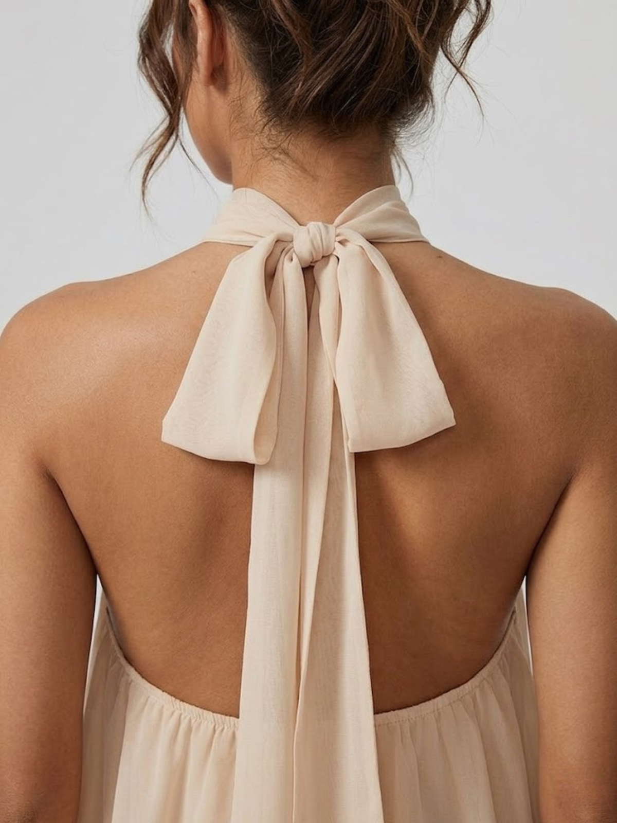 Minivestido con cuello halter y espalda descubierta | Volantes escalonados