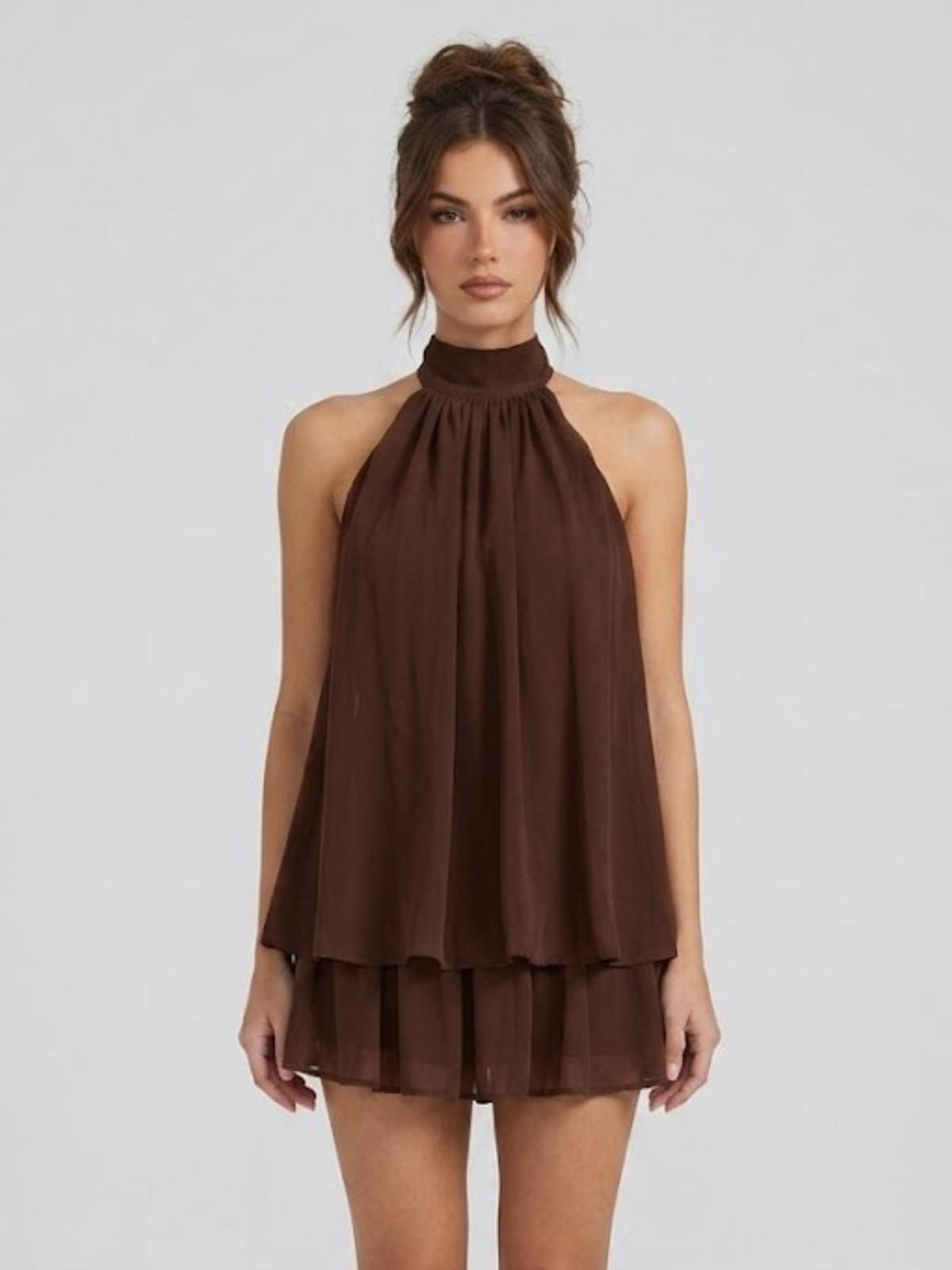 Minivestido con cuello halter y espalda descubierta | Volantes escalonados