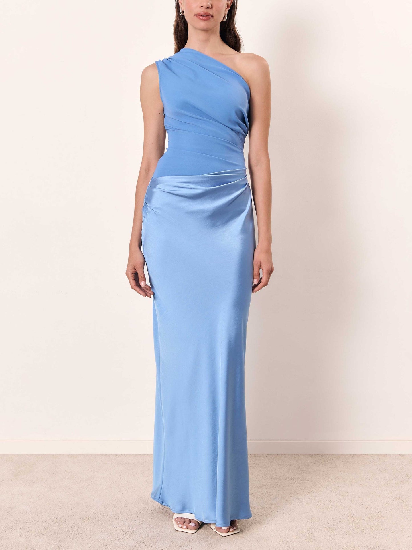 Elegante vestido largo de fiesta con un solo hombro y plisado | Maxi