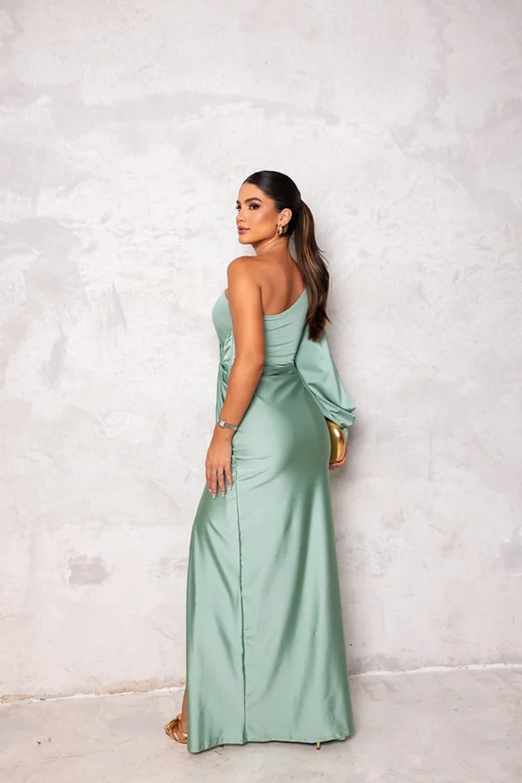 Vestido elegante de un hombro con abertura lateral | Cetim fluido