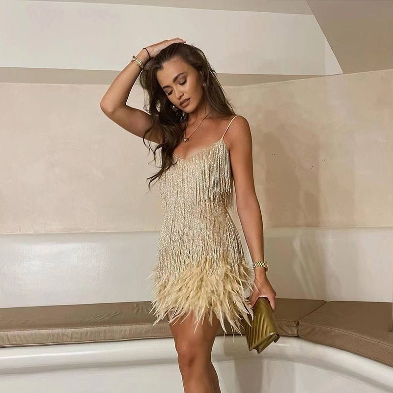 Minivestido elegante con detalle de plumas | Ajuste favorecedor