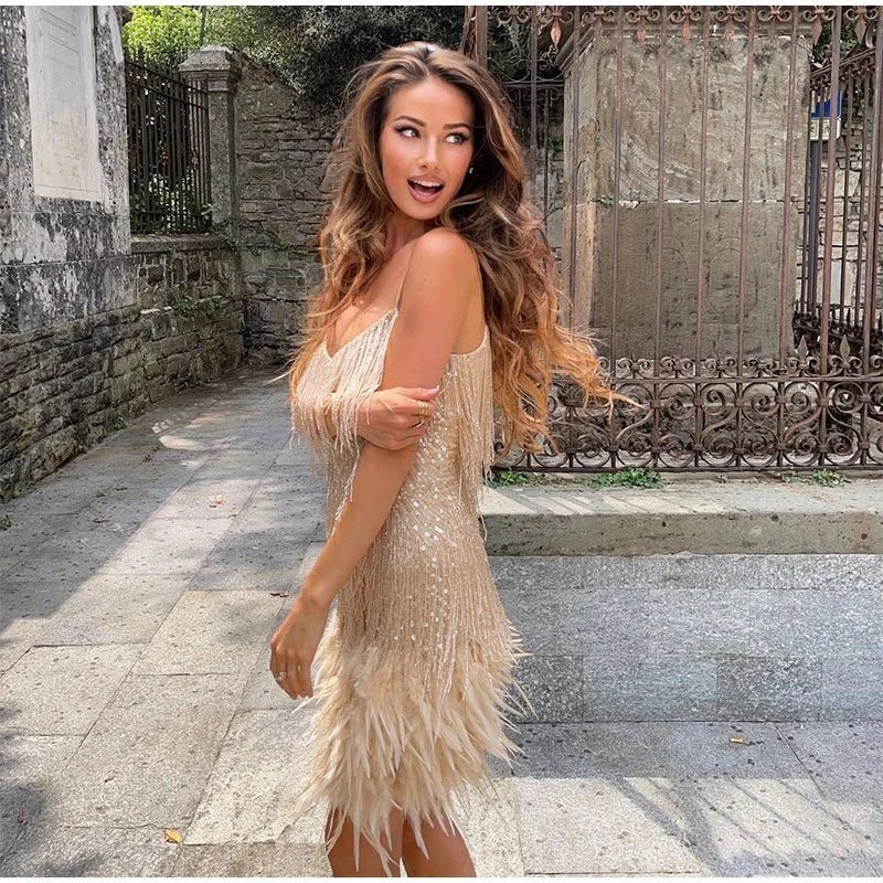 Minivestido elegante con detalle de plumas | Ajuste favorecedor