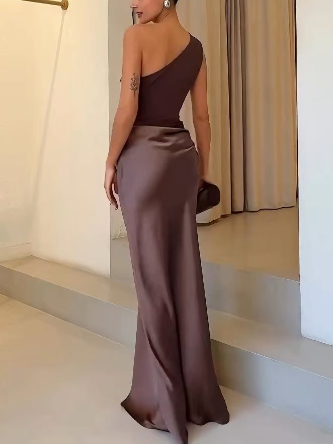 Elegante vestido largo de fiesta con un solo hombro y plisado | Maxi