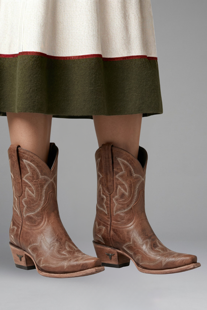 Botas vaqueras de piel con bordados | Caña media y tacón bajo