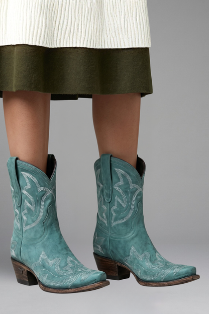 Botas vaqueras de piel con bordados | Caña media y tacón bajo