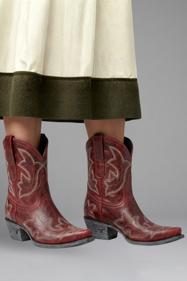 Botas vaqueras de piel con bordados | Caña media y tacón bajo