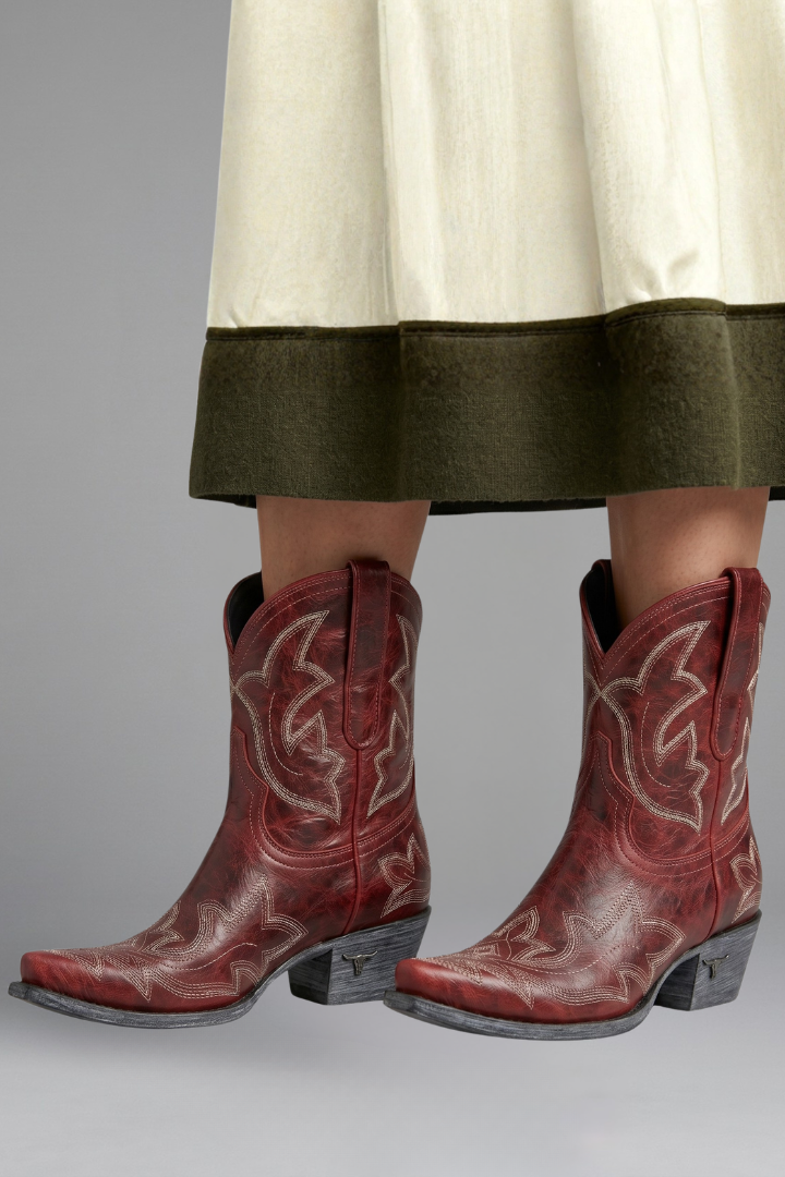Botas vaqueras de piel con bordados | Caña media y tacón bajo