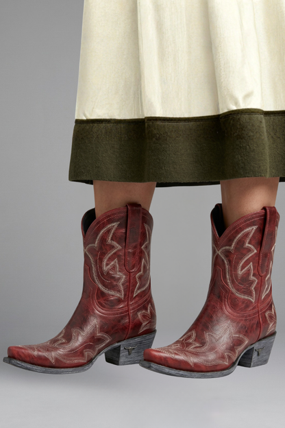 Botas vaqueras de piel con bordados | Caña media y tacón bajo
