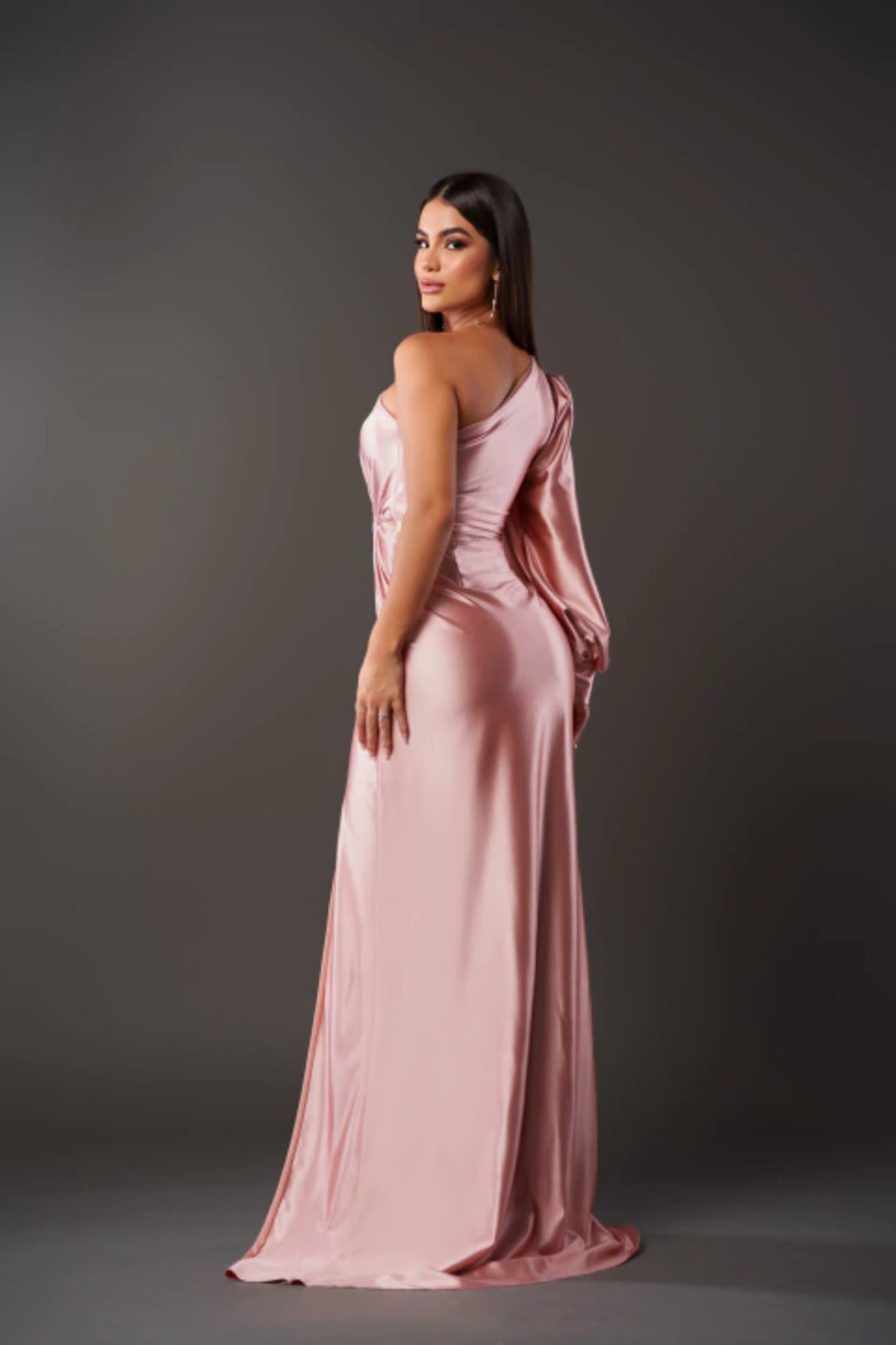 Vestido elegante de un hombro con abertura lateral | Cetim fluido